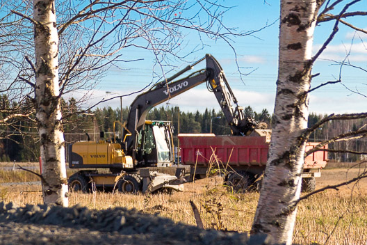 Kaivuri ja kärry